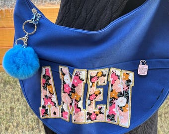 Bolso bandolera grande con múltiples parches, bolso moderno con pines y parches esmaltados, bolso de tela.