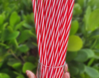 Pajitas reutilizables rojas y verdes