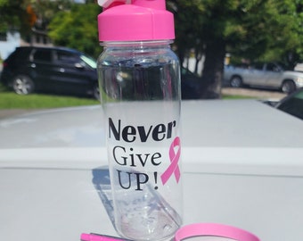 Set de regalo con botella de agua contra el cáncer de mama, bolígrafo y pulsera incluidos