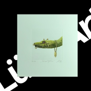 Könnte beinhalten: Ein grünes, cartoonartiges Eidechsen mit einem Friedenszeichen-Anhänger an einer goldenen Kette. Die Eidechse hat einen Ring in der Nase und ein paar weitere Ringe am Kopf. Das Bild ist mit "Peace Goblin" betitelt und vom Künstler signiert.