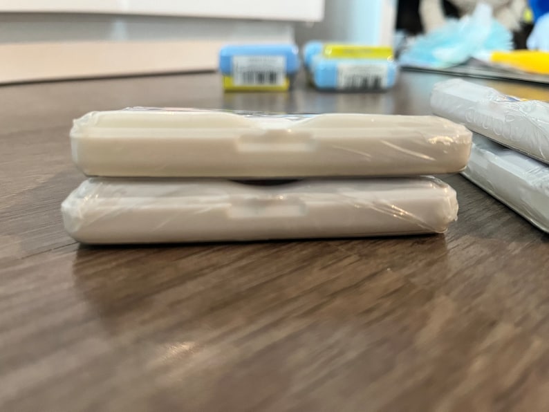 Puede incluir: Dos contenedores de pl&aacute;stico blanco apilados uno encima del otro. Los contenedores son rectangulares y tienen un acabado liso y brillante.