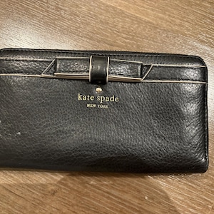 Cartera de mano con cremallera de diseño en cuero negro de Kate Spade New York (envío gratuito)