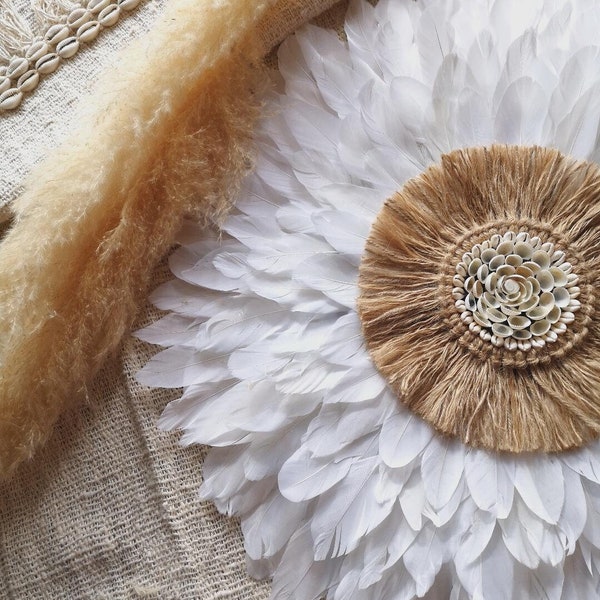 Juju hat "ANAÏS" réalisé en plumes, corde naturelle et coquillages