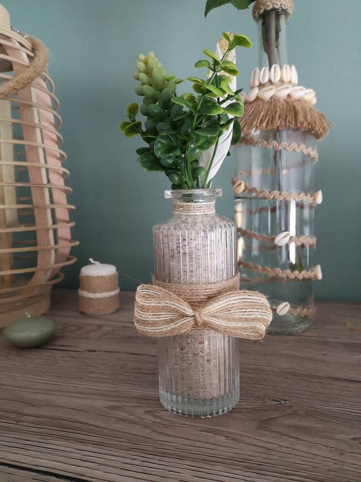 Petit Soliflore avec Fausses Plantes et Plume