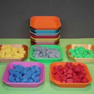 Taças para jogos de tabuleiro com e sem porta-cartões integrados em diversas cores e tamanhos