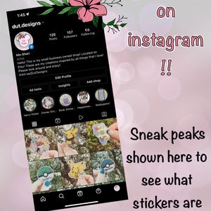 以下が含まれることがあります： dut.designsという、ステッカーを販売する小さなお店のInstagramプロフィールのスクリーンショットです。プロフィールには、ピカチュウ、モンスターボール、花など、9つのステッカーの画像がグリッド状に表示されています。画像の右側に「Sneak peaks shown here to see what stickers are coming!」というテキストが表示されています。