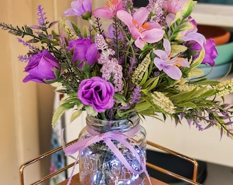 Arreglo floral morado, mini rosas, fresia, tarro de cristal iluminado (con temporizador)