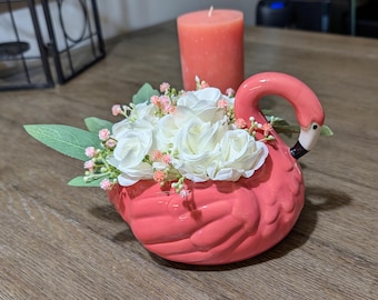 フラミンゴのテーブルデコレーションと白いミニバラの花束