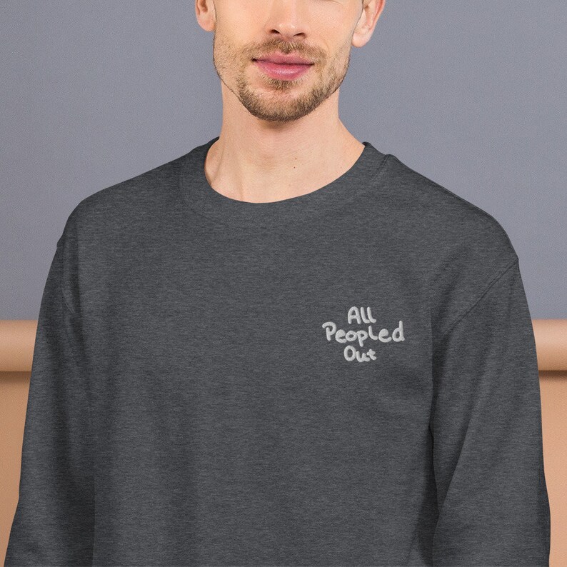 Pode incluir: Uma camisa de moletom cinza escuro com o texto "ALL People Out" bordado em branco na frente.