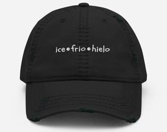 Könnte beinhalten: Eine schwarze, abgenutzte Baseballkappe mit weiß gesticktem Text, der "ice frio hielo" lautet.