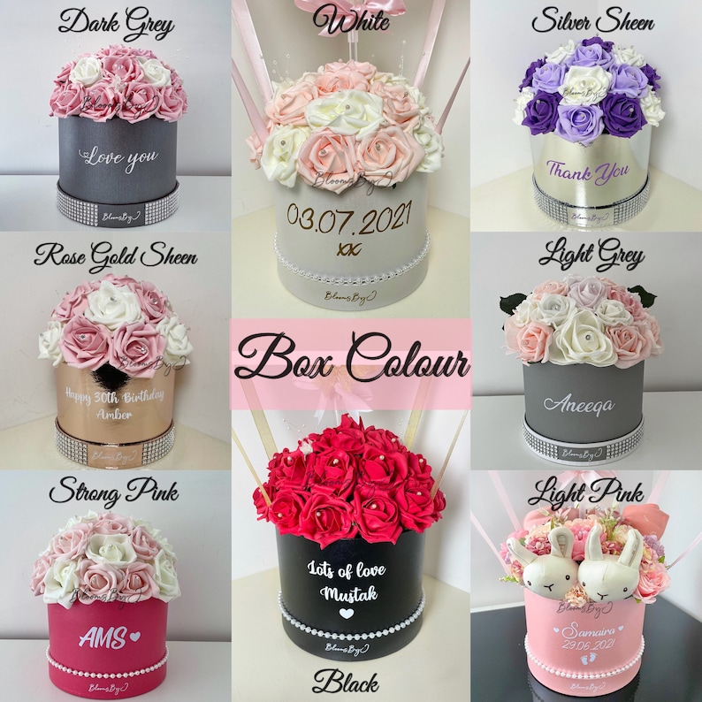 Puede incluir: Una colecci&oacute;n de arreglos florales decorativos en cajas redondas, cada uno con un esquema de color y texto diferente. Las cajas est&aacute;n adornadas con pedrer&iacute;a y perlas. El texto incluye frases como "Love you" y "Thank You".