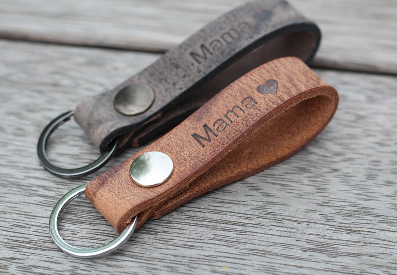Schlüsselanhänger mit Gravur aus recycle Leder mit Druckknopf zum Öffnen, personalisiert, Geschenkidee, handmade, made in germany Bild 1