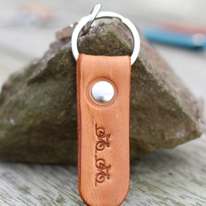 Schlüsselanhänger mit Ring & Gravur, recycle Leder, Schlüsselanhänger personalisiert, Geschenkidee, handmade, made in germany, mit Symbol Bild 7