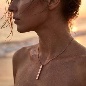 Gargantilla personalizada con mensaje oculto / Barra grabada en código Morse / Collar de día, regalo para ella