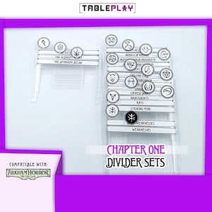 Op de afbeelding: Transparante plastic Chapter One dividersets voor het Arkham Horror kaartspel. Elke divider heeft zwarte tekst en symbolen, waaronder "The Midnight Masks" en "Striking Fear". De dividers zijn ontworpen om spelkaarten te organiseren.