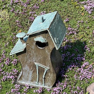 Nichoir de poterie lunatique, nichoir de fée d&#39;argile, art de décor de jardin, décor de jardin de ressort, maison d&#39;oiseau en céramique