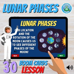 Op de afbeelding: Een digitale les over maanfasen, met een tablet waarop de maanfasen worden weergegeven, een illustratie van een astronaut en de tekst "Lunar Phases". De afbeelding bevat de tekst "30 Boom Cards Lesson".