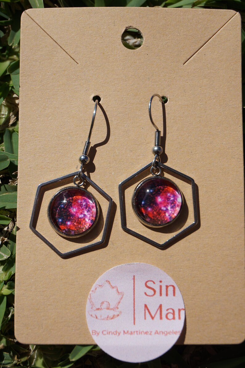 Galaxias del Universo Crimson Nebula 12mm Hexagon Cabochon Earrings