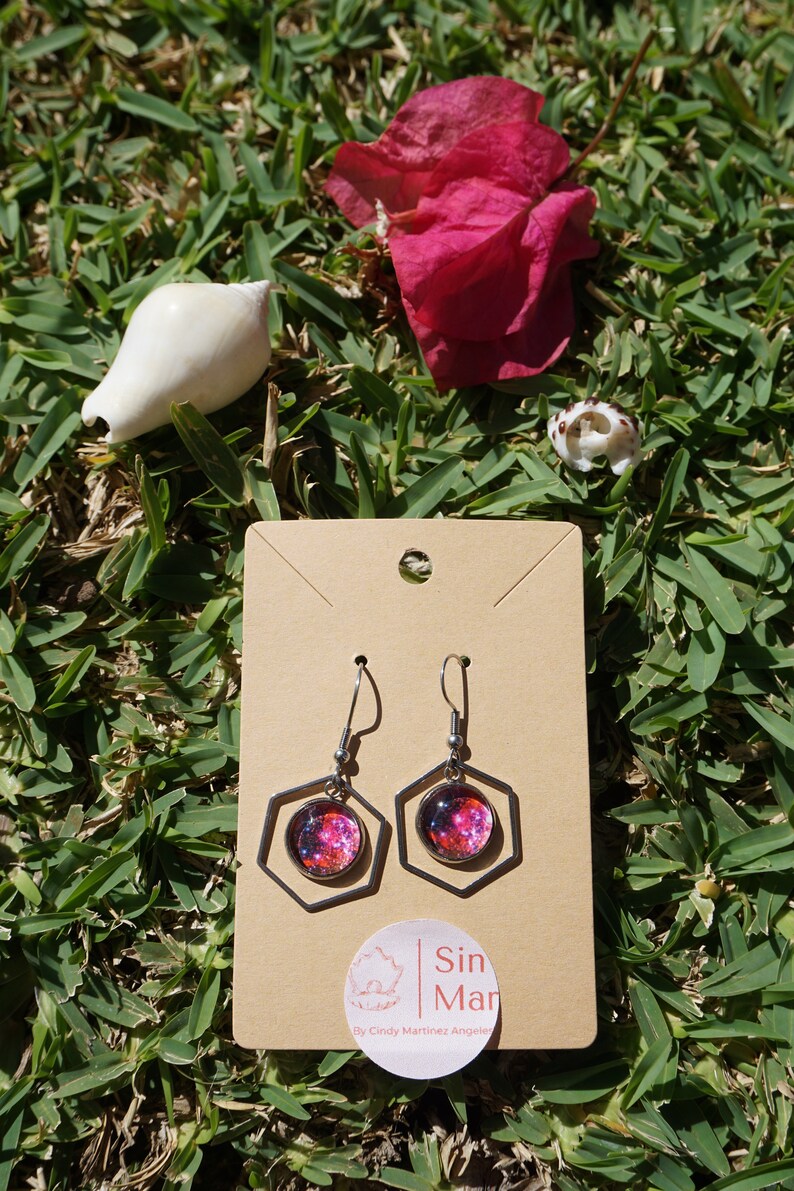 Galaxias del Universo Crimson Nebula 12mm Hexagon Cabochon Earrings