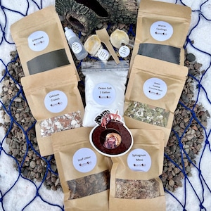 以下が含まれることがあります： 「Greensand」、「Calcium Crunch」、「Worm Castings」、「Leaf Litter」、「Sphagnum Moss」とラベルされた袋を含む、テラリウム用品の詰め合わせ。ボトル、1ガロンの「Ocean Salt」の袋、装飾品も含まれています。