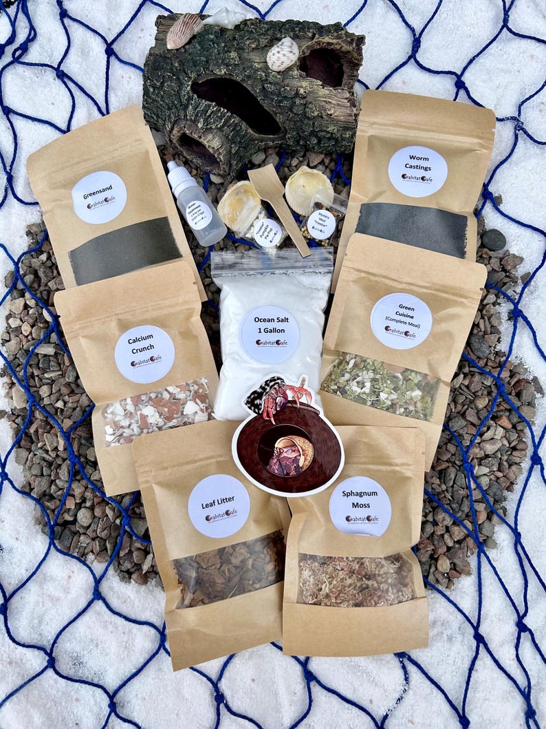 以下が含まれることがあります： 「Greensand」、「Calcium Crunch」、「Worm Castings」、「Leaf Litter」、「Sphagnum Moss」とラベルされた袋を含む、テラリウム用品の詰め合わせ。ボトル、1ガロンの「Ocean Salt」の袋、装飾品も含まれています。