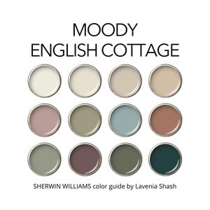 Puede incluir: Una guía de colores con doce muestras de pintura en una variedad de tonos apagados. Las muestras están dispuestas en una cuadrícula e incluyen tonos crema, beige, rosa, verde y azul. El texto "MOODY ENGLISH COTTAGE" está en la parte superior, con "SHERWIN WILLIAMS color guide by Lavenia Shash" en la parte inferior.