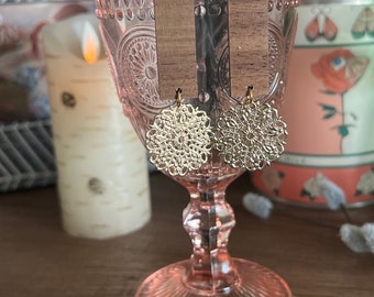 Pendientes de medallón de nogal con colgante largo / Elaborados con láser / Ganchos dorados