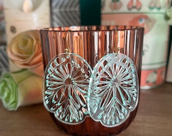 Pendientes de acrílico botánico de vidrio verde / Elaborados con láser / Ganchos dorados