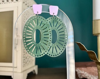 Pendientes ovalados de jade sintético / Elaborados con láser / Postes de acero inoxidable