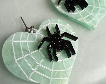 Pendientes de telaraña con forma de corazón espeluznante / Elaborados con láser / Pintados a mano / Postes de acero inoxidable