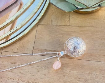 Engraved silver-plated pregnancy bola – Quartz stone