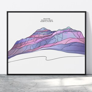 Pode incluir: Uma impressão emoldurada com uma ilustração estilizada do Monte Kidd em Kananaskis, Alberta. A obra de arte usa uma paleta de tons rosa, roxo e azul para representar os contornos da montanha. A impressão inclui o nome e as coordenadas da montanha.