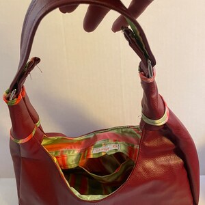 Rote Hobo Bag aus veganem Kunstleder