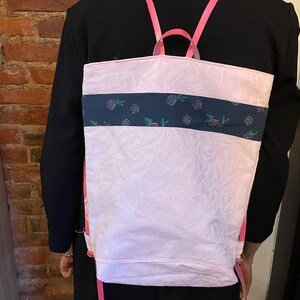 Mochila ligera rosa y verde