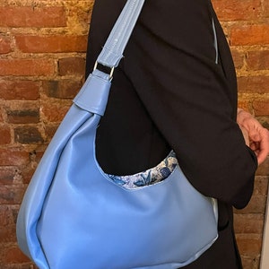 Blaue Hobo Bag aus veganem Kunstleder