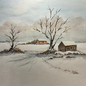 Könnte beinhalten: Ein Aquarellbild einer verschneiten Winterlandschaft mit zwei kleinen Häusern. Die Häuser sind braun und rot, und der Schnee ist weiß. Im Vordergrund stehen kahl Bäume und in der Ferne ein Zaun.