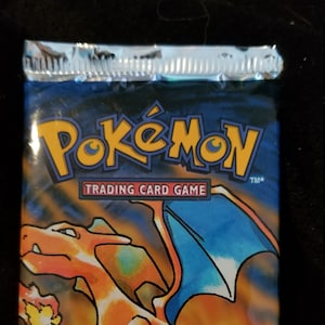1999 ungeöffnete Packung mit 11 wertvollen Pokemon Trading Cards selten
