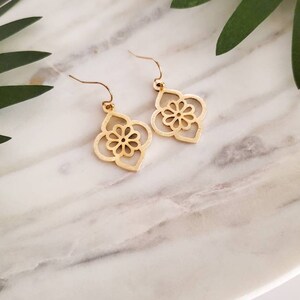 Gold floral earrings, gold flower earrings, dainty earrings, boho earrings, gift for her, women&#39;s earnings, minimalist gold jewelry.