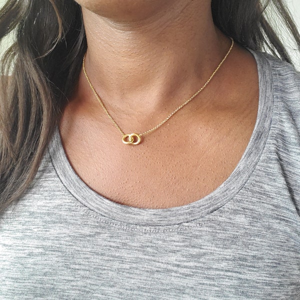 18K gold interlocking circle necklace, connection necklace, double circle necklace, minimalist necklace, intertwining circle necklace