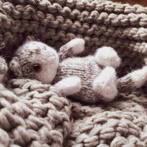 Playful kitten knitting pattern PDF. Realistic kitty tutorial. English and Russian