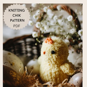 Può includere: Un giocattolo di pulcino giallo lavorato a maglia in un cesto con fiori bianchi e uova macchiate. Il pulcino ha un piccolo becco arancione e occhi neri. Il testo "Knitting Chick Pattern PDF" è in una forma a stella bianca.