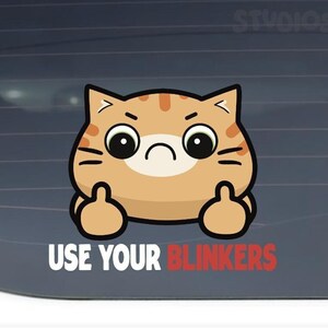 Peut inclure: Une voiture blanche avec un autocollant sur la vitre arrière. L'autocollant représente un chat de dessin animé avec une expression grincheuse faisant un doigt d'honneur. Le texte sur l'autocollant est "Use Your Blinkers" et "Small Noggin Studios".