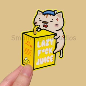 Adesivo in vinile opaco con scritta "Lazy Fuck Juice Box Cat" - Giornata del gatto pigro, meme divertente e assonnato, adesivo per amanti degli animali, lavabile in lavastoviglie, adesivo per bottiglia d'acqua