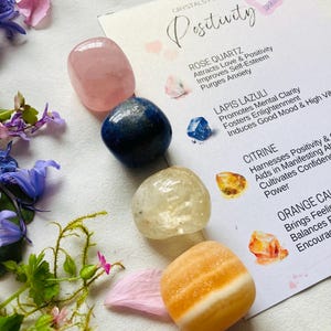 Conjunto de Cristais para Positividade – Quartzo Rosa, Lápis-Lazúli, Citrino e Calcita Laranja – Pedras de Cura Elevatórias com Carta de Significado