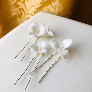 White Porcelain Flower Wedding Hair Pins/Headpiece Bridal Flowers/Wedding hair pin set flowers/hair accessories clay flower with pearls.