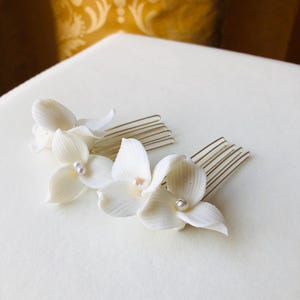 White Porcelain Flower Wedding Hair Pins/Headpiece Bridal Flowers/Wedding hair pin set flowers/hair accessories clay flower with pearls.