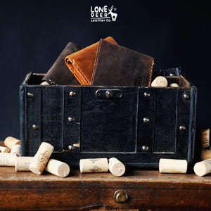 Portefeuille en cuir véritable fait main pour homme - Porte-cartes fait main couleur cannelle gravé - Cadeau de Saint-Valentin pour lui par Lone Deer Leather