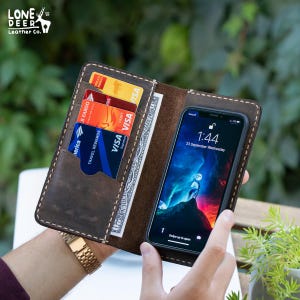 Custodia personalizzata in pelle pieno fiore per iPhone 15 Pro Max / Plus - Supporto per telefono in vera pelle fatto a mano - Custodia con incisione di Lone Deer Leather