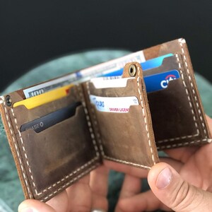 Portafoglio sottile da uomo in vera pelle personalizzato - Portafoglio in pelle fatto a mano con porta carte - Regalo di San Valentino per lui di Lone Deer Leather