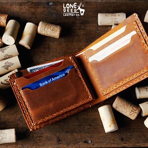 Portefeuille personnalisé en cuir pour homme couleur camel fait main - Porte-cartes en cuir fabriqué à la main - Cadeau de la Saint-Valentin pour lui par Lone Deer Leather